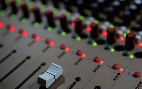 上海中美亚CADAC模拟调音台LIVE1-2442输出和总控区域